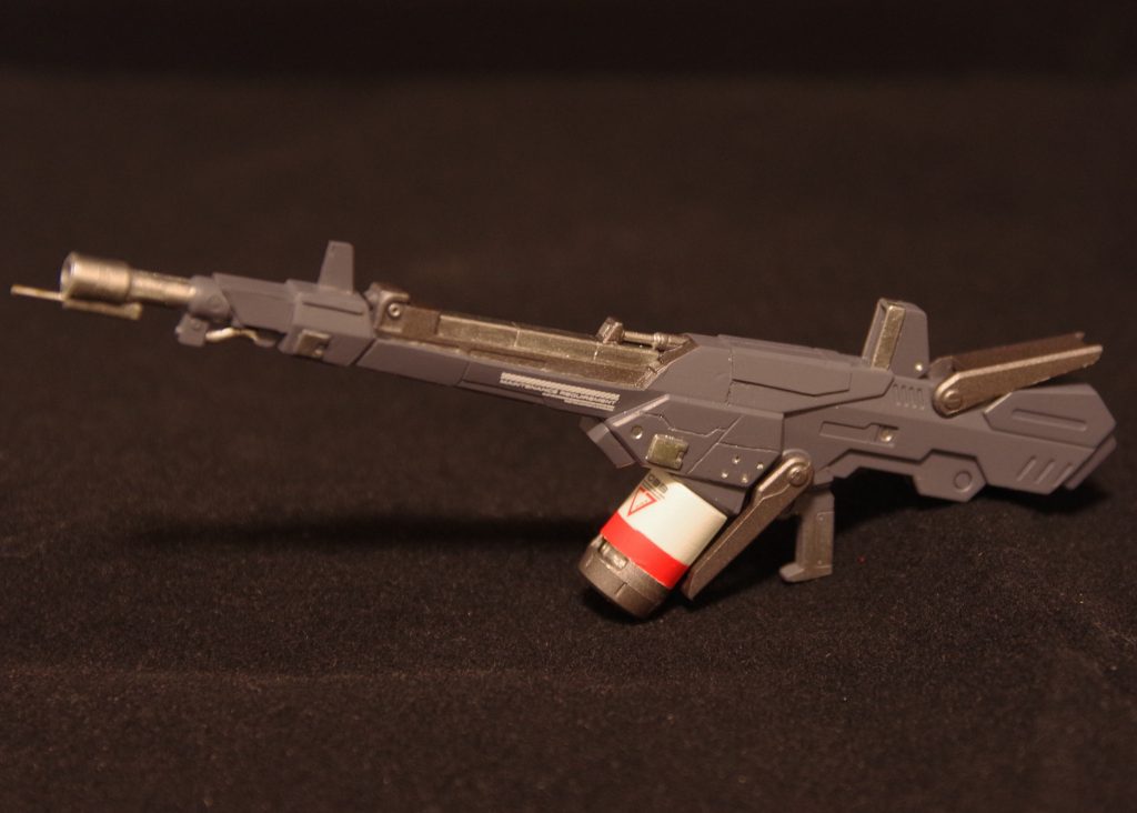 ビームライフルはライトニングZのものを改修。タンク型のマガジンを制作しました