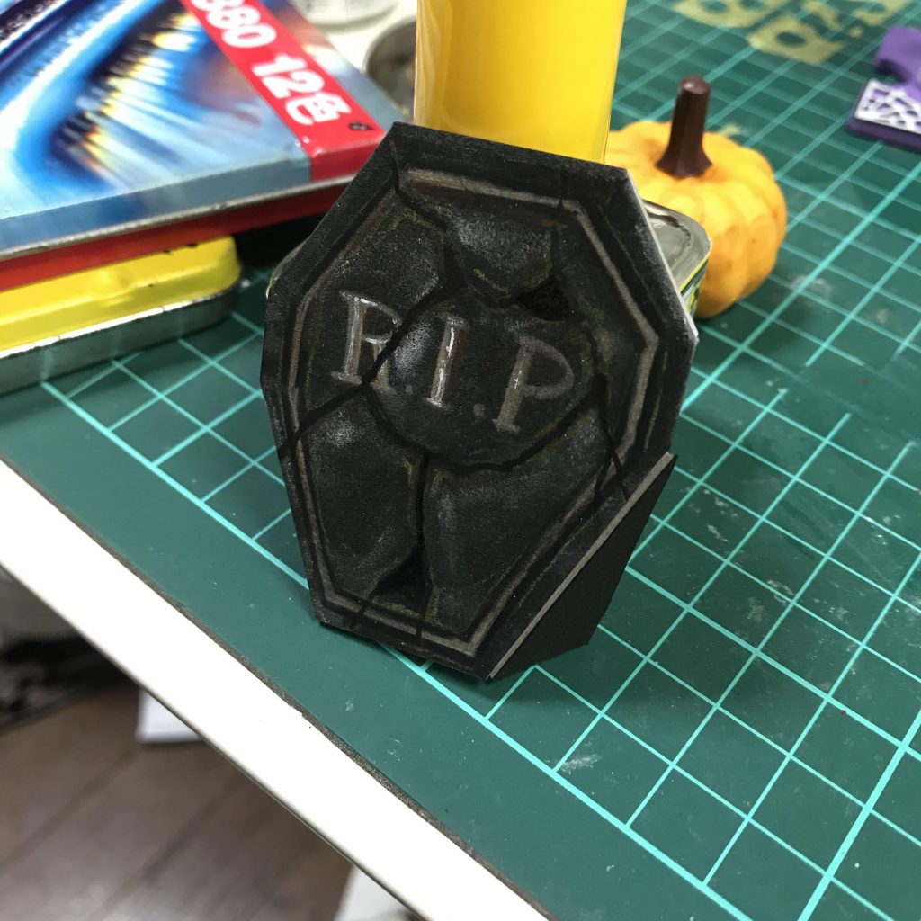 背景のお墓は黒画用紙に色鉛筆で塗り塗り。