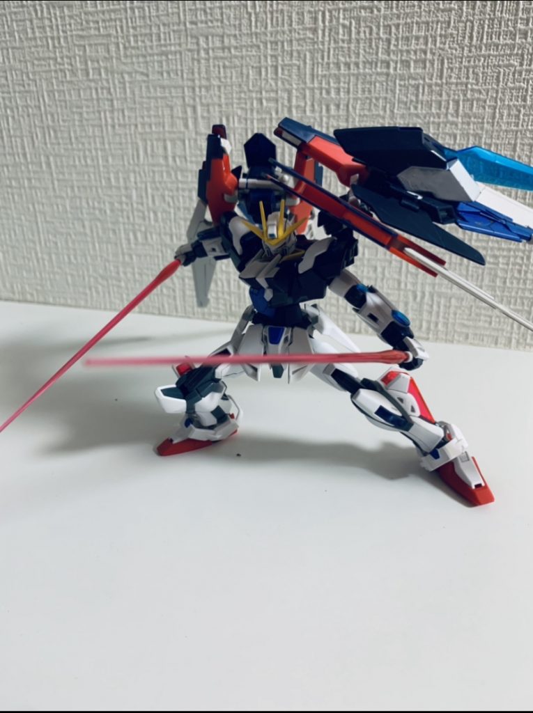 また、ウイング部に内蔵するビームサーベルも抜刀及び使用が可能である。 