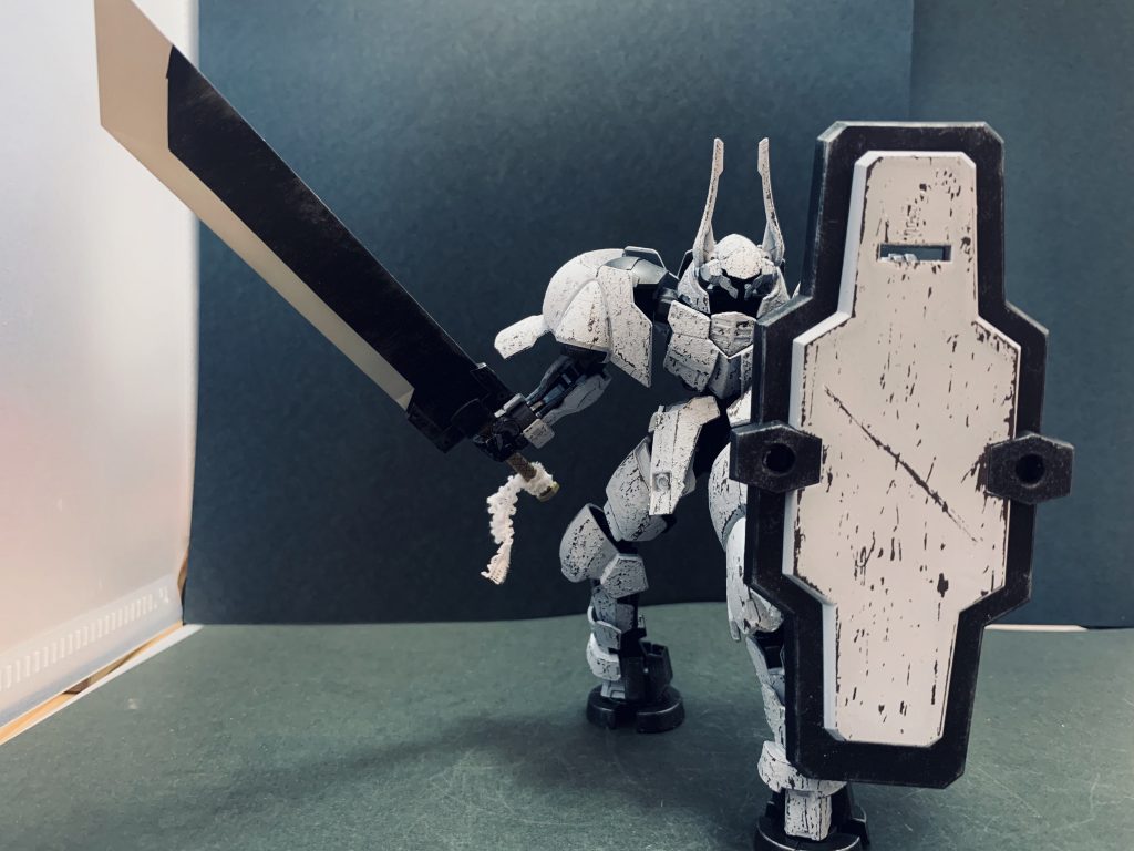 大盾のバルカン部分はドリルで穴あけ加工、バスターソードの柄布は包帯を細く切って巻きつけています下地マホガニー、上塗りホワイトは色が乗りにくいので苦労しました・・・　　　　　　