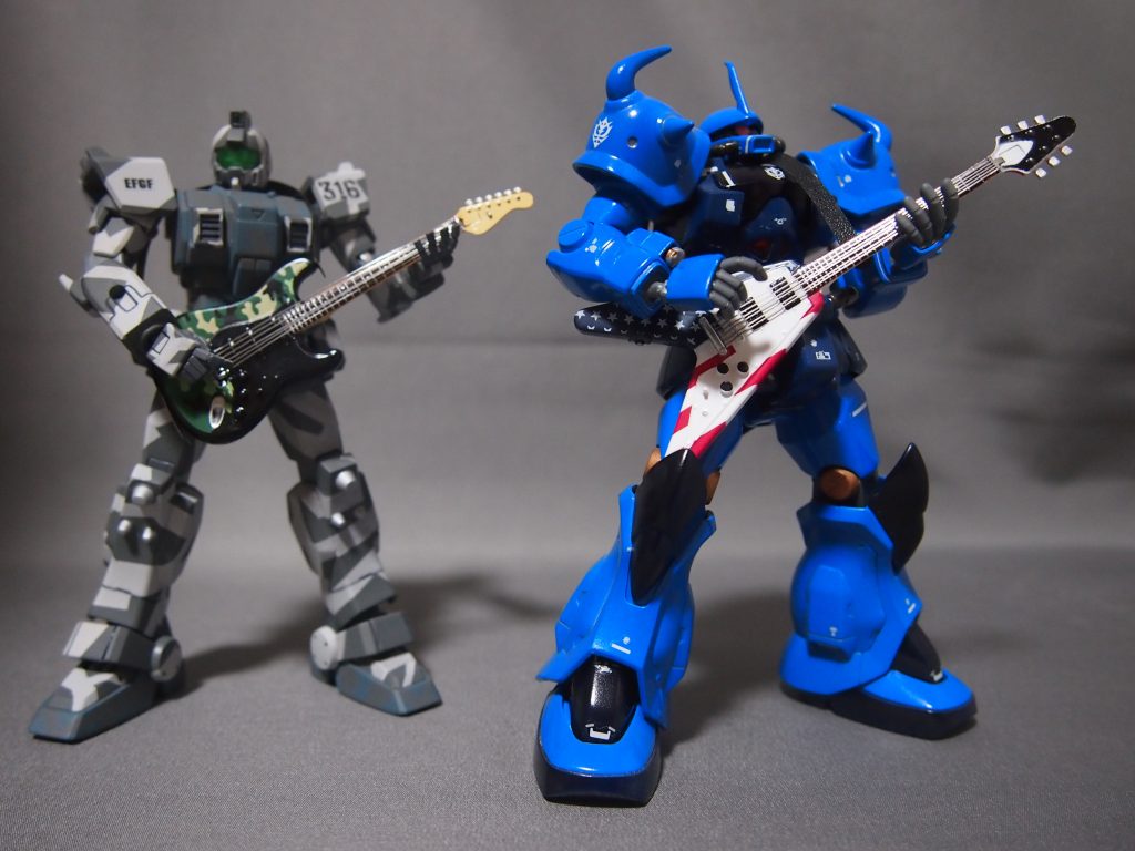 と思ったら、復活して仲良く共演!ジム→迷彩柄のストラトキャスター、グフ→星条旗柄のフライングVです。