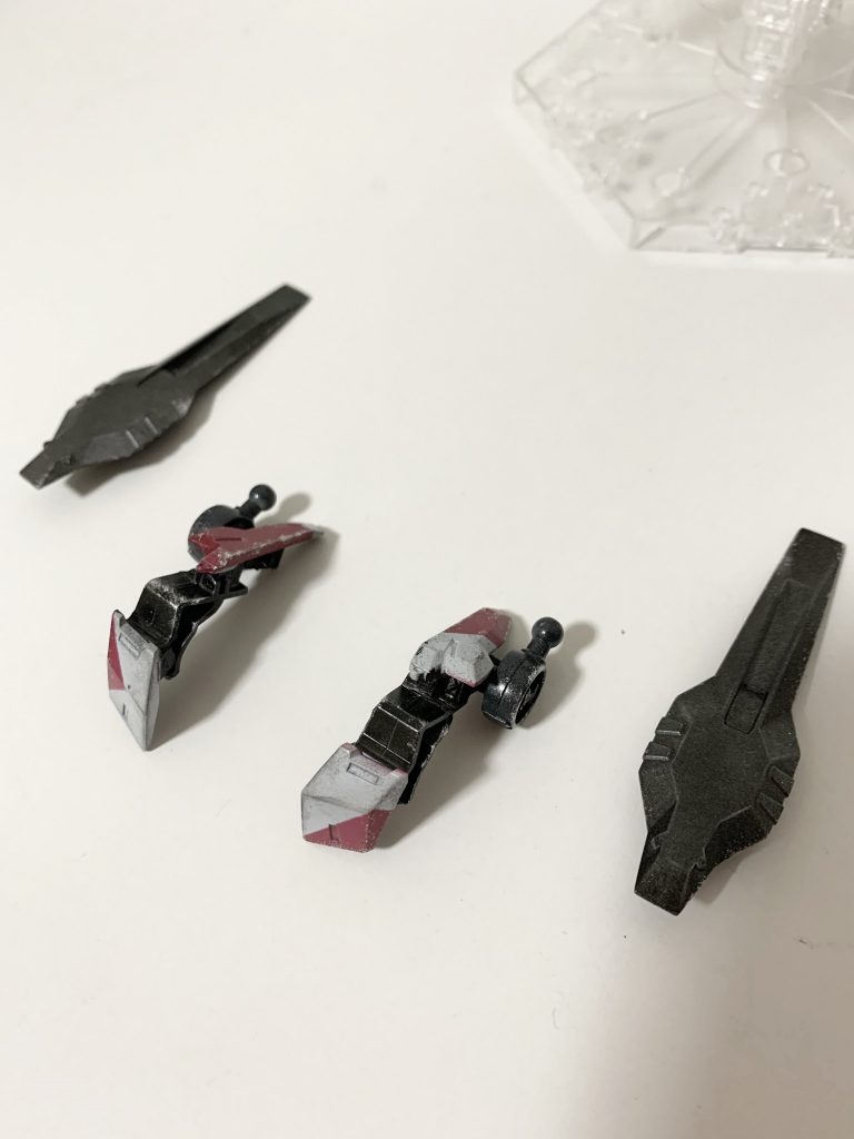 腰アーマーはガンダムフレーム脚部の一部を加工して前と後ろのスカートを貼っつけました。腰に付けると太腿にかぶさるような感じになります。