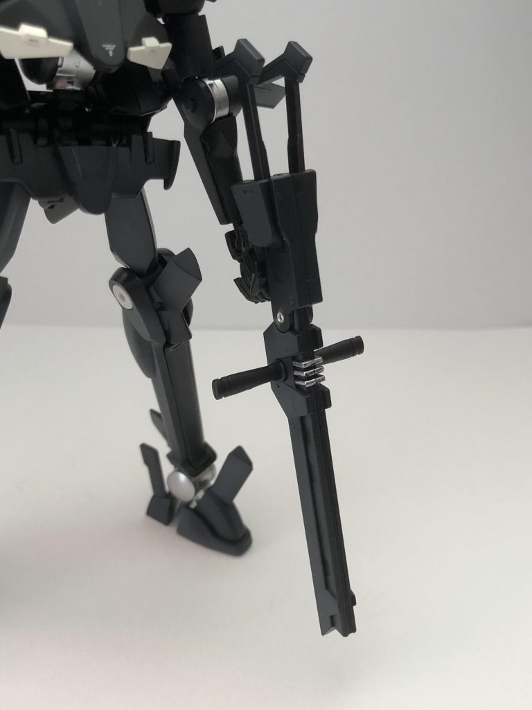 ディフェンスロッドと試作型リニアライフル。