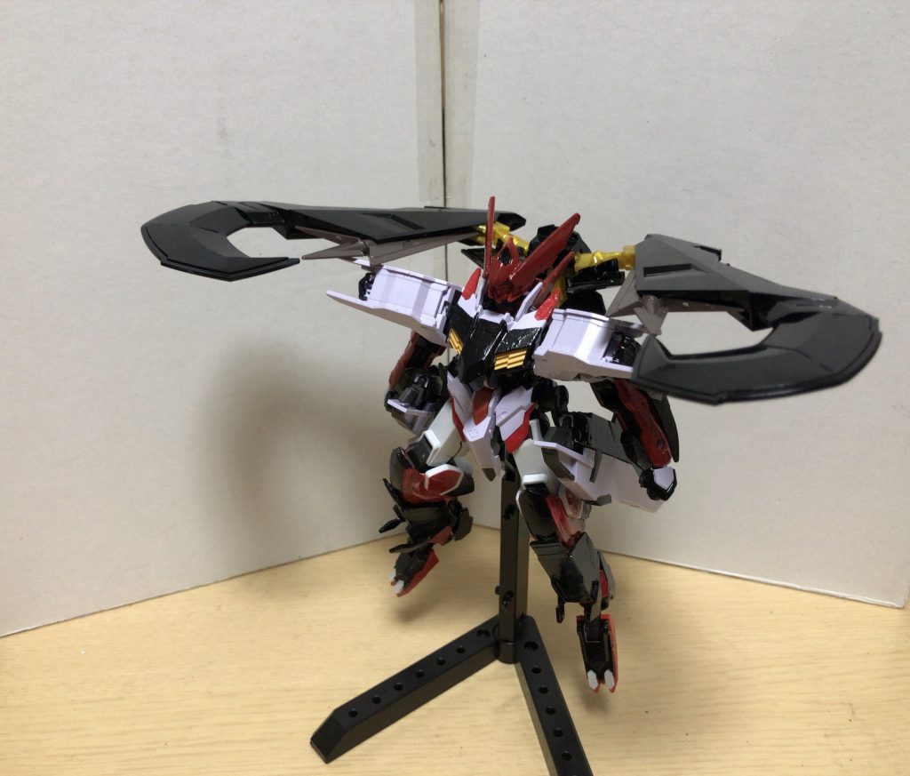 この形態最大の特徴と言える武装:マガノイクタチ改敵機を捕らえると激しい電流が流れると同時にエネルギーを吸収する恐ろしい武装。この形態が