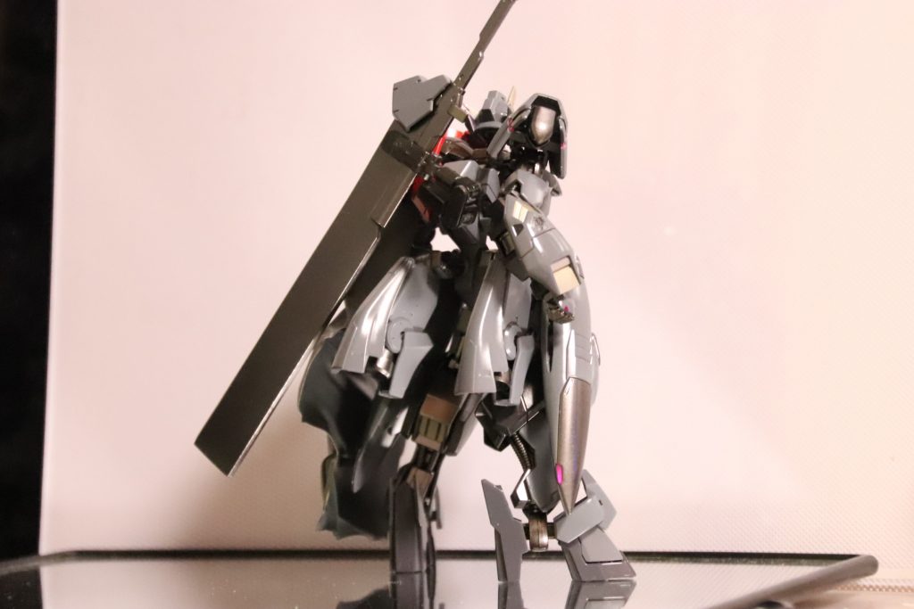 大剣はプラ板から製作して束にはグレイズの肩アーマーを使用してます設定としてはタダの鉄板としてます