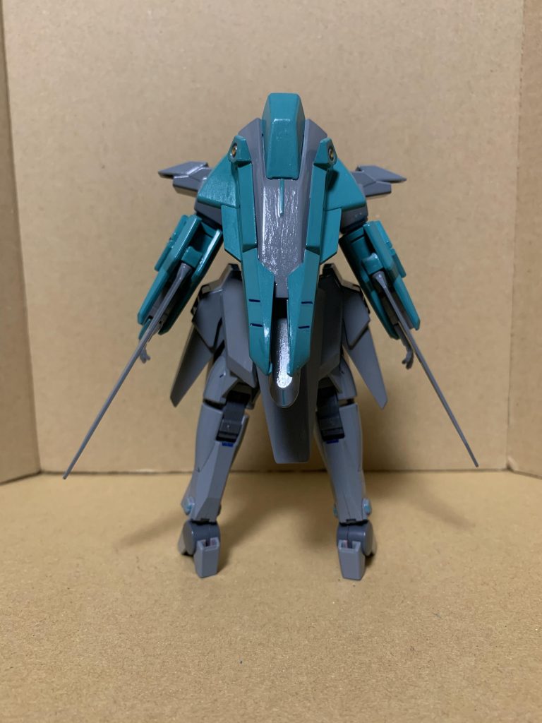 [解説]この機体は『マルドゥクプロジェクト』後期に設計開発されたプロジェクト専用機である。プロジェクトにおいて最大の懸念事項は重力偏差の解消であった。しかしながら、重力制御機関稼働時の事細かな調整制御を行い得る演算装置の開発に難航し、プロジェクト存続そのものが危ぶまれていた。そこに一条の光明を齎したのが、WARESが第5期LEVの制御ユニットとして開発したLCEであった。LCEの搭載を前提とした設計変更を行うにあたり、マルドゥクに搭載されていた元々の制御ユニットに替わって第4期LEVをベースとした制御ユニットを組み込み事となった。この機体は分類こそ第4期LEVであるが、LCEによるマルドゥクの機体制御を念頭において設計開発された[[LCE]]対応型の機体である。その為、内装には第5期LEVの制御ユニットを組み込んでいる。しかし、武装類は最低限自衛手段としてのものしか搭載されておらず、最悪、第3期LEVの方がマシな攻撃性能を有している。それもそのはず、マルドゥクこそが攻撃プラットフォームであり、マルドゥクの制御を司るこの機体単体での戦闘行為について、全く考慮されてはいない。この機体はケイブ・セクター07において、マルドゥクと共に建造され、専用に調整を施した初期型LCE『最適化再調整型』(REadjustBest.LCE)が充てがわれる筈であったが使用される事なく旧大戦を終える。その後は旧人類の滅亡と共に悠久の時間の中に埋れていったのである…