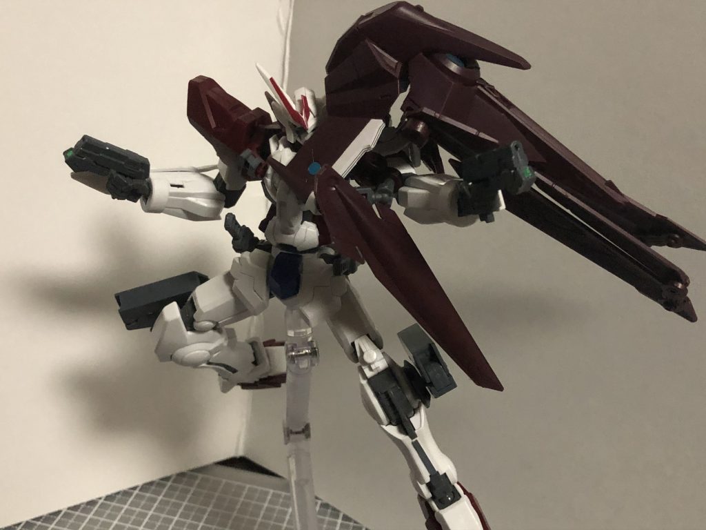 あげ忘れてましたが、外套を纏った状態での戦い方として、干将での白兵戦とGNハンドピストルによる銃撃戦ですね。以前は外套ユニットを肩に直接接続する形で、動きに再現がかかっていたのですが、今回の改修により外套から腕を思いっきり伸ばす事が出来るようになったので、こういう動きも出来ます！ 