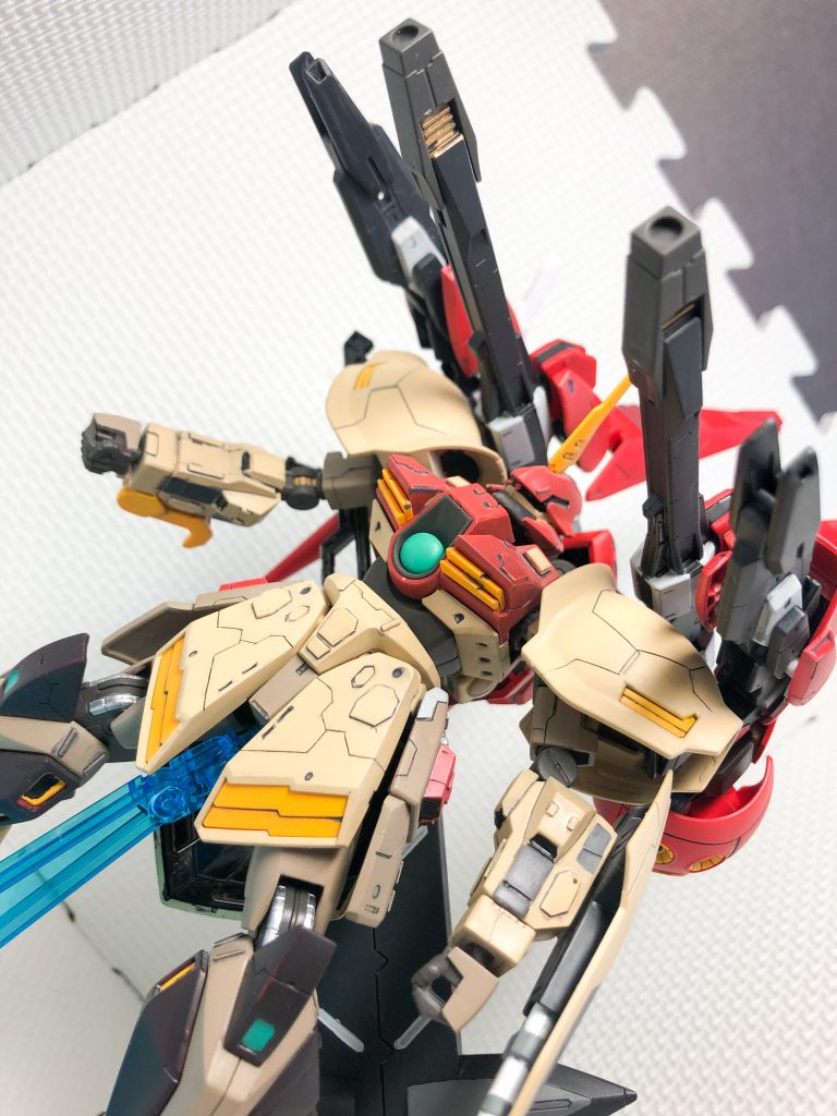 別角度からの写真です。バックパックには、Rジャジャの腕回りも使用しており、砲撃時の反動を軽減する目的でバインダーをつけています。バインダーを展開すると、シルエットが一気に変わるので、良い感じです。