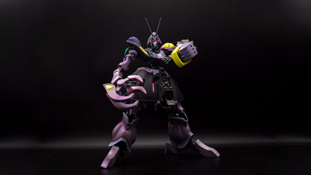 LEDはモノアイとMA時のモノアイに埋め込んでいます。一個のボタン電池３Vから並列でつなぎ、電池とスイッチは、スカートの裏にくっついてます。