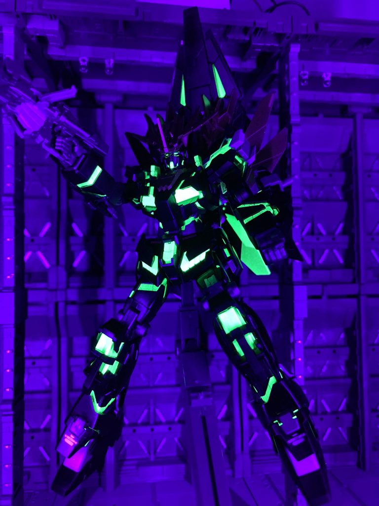 部屋を暗くしてブラックライトを当てるとかなり光ります