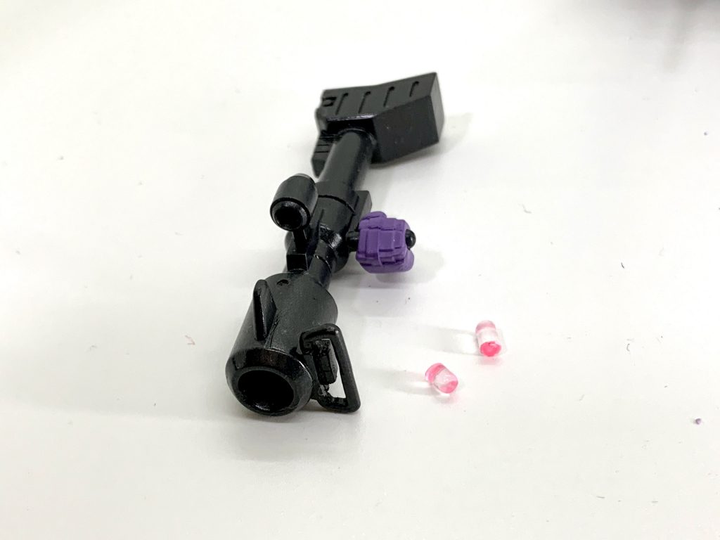 バズは銃口下の輪っかをくり抜いて開口し、センサーにクリアパーツの3mmランナーを入れてレンズにしています。クリアランナーは二つに切って内側の断面を蛍光ピンクで塗装してます。