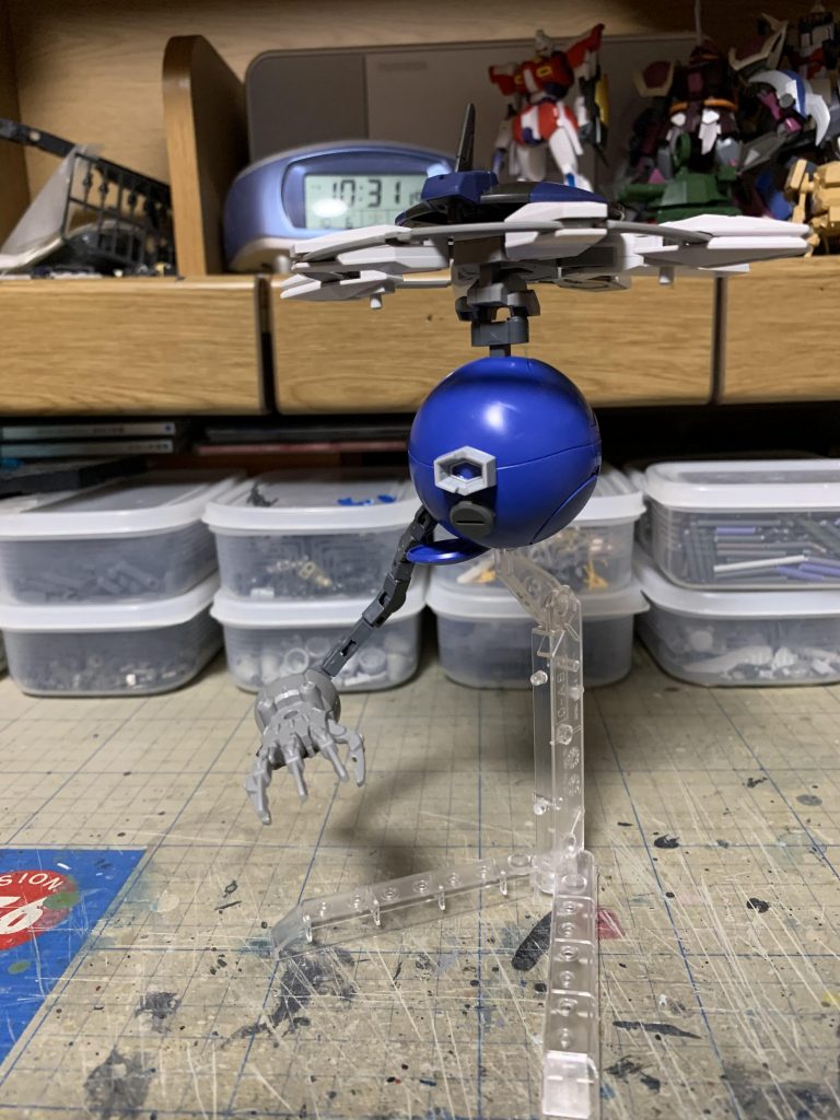 最終的にハロがそのままなのは不味いだろうと、適当なパーツでハロ感を相殺。目を消すだけでもハロで無くなるから不思議。塗装はサフも吹かずにそのまま筆塗りで仕上げました。結局、ろくな改造もしてませんが、面白くなったと自己満足しております。ご清聴ありがとうございました。