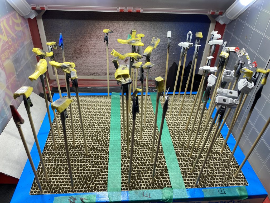 兎にも角にもマスキング地獄。1/144なので細かすぎます。