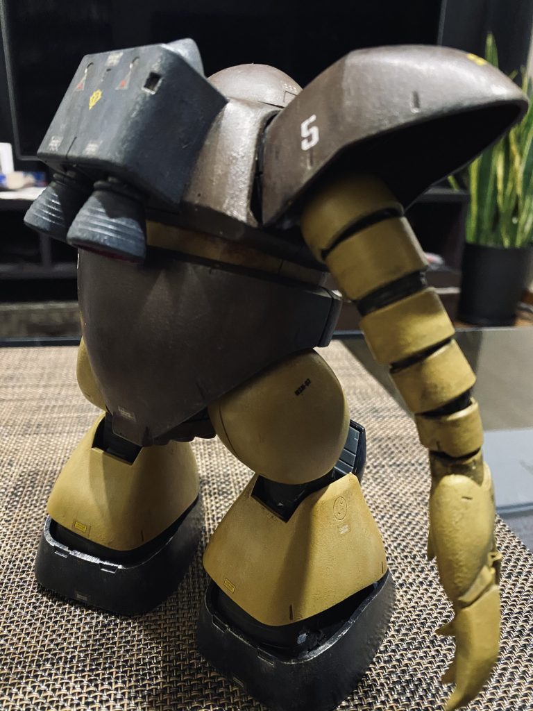 後ろ姿のオムツっぽい感じ...