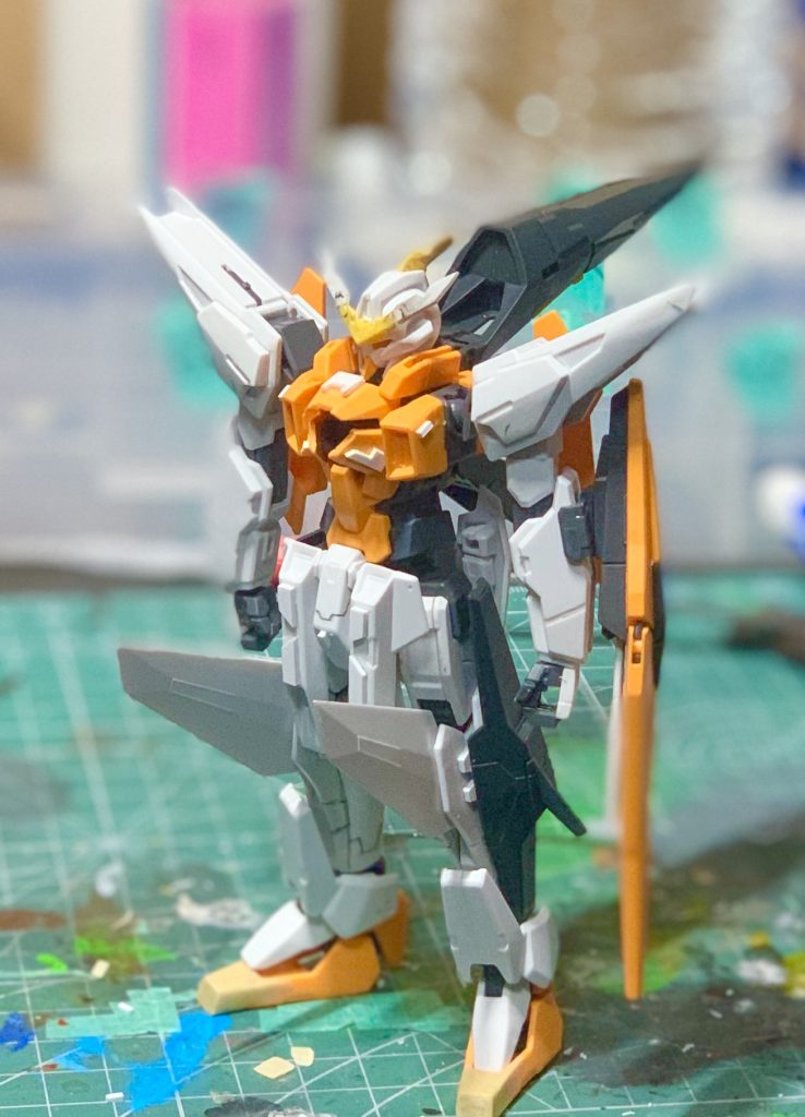 ところどころにプラ板を貼り付け、つま先はパテで延長しました。