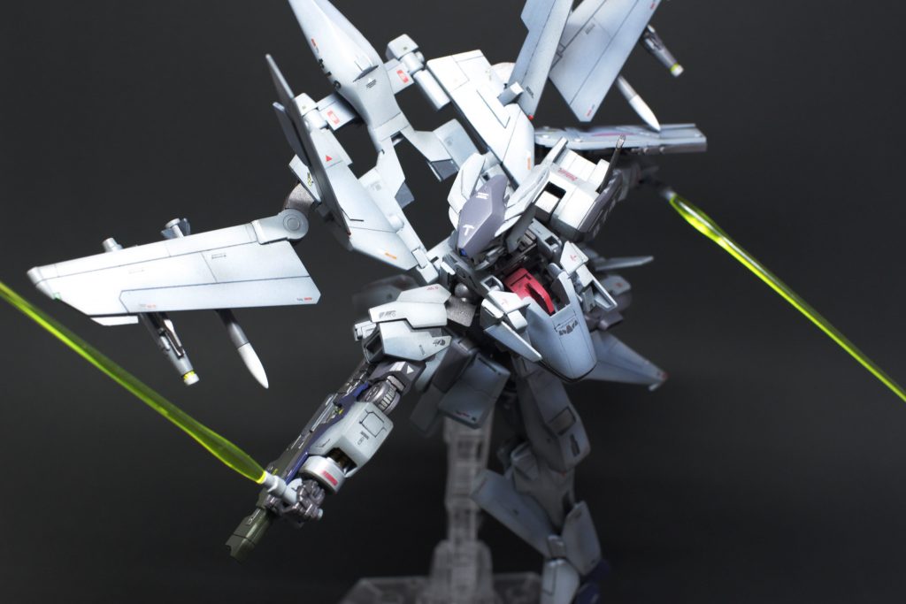 当然二本持ちもできます。コクピットは機首部分にあるとMS形態時大変なことになってしまうので、オーライザーよろしくあそこはあくまでセンサーで、コクピットは胸の赤い部分ってことにしています。