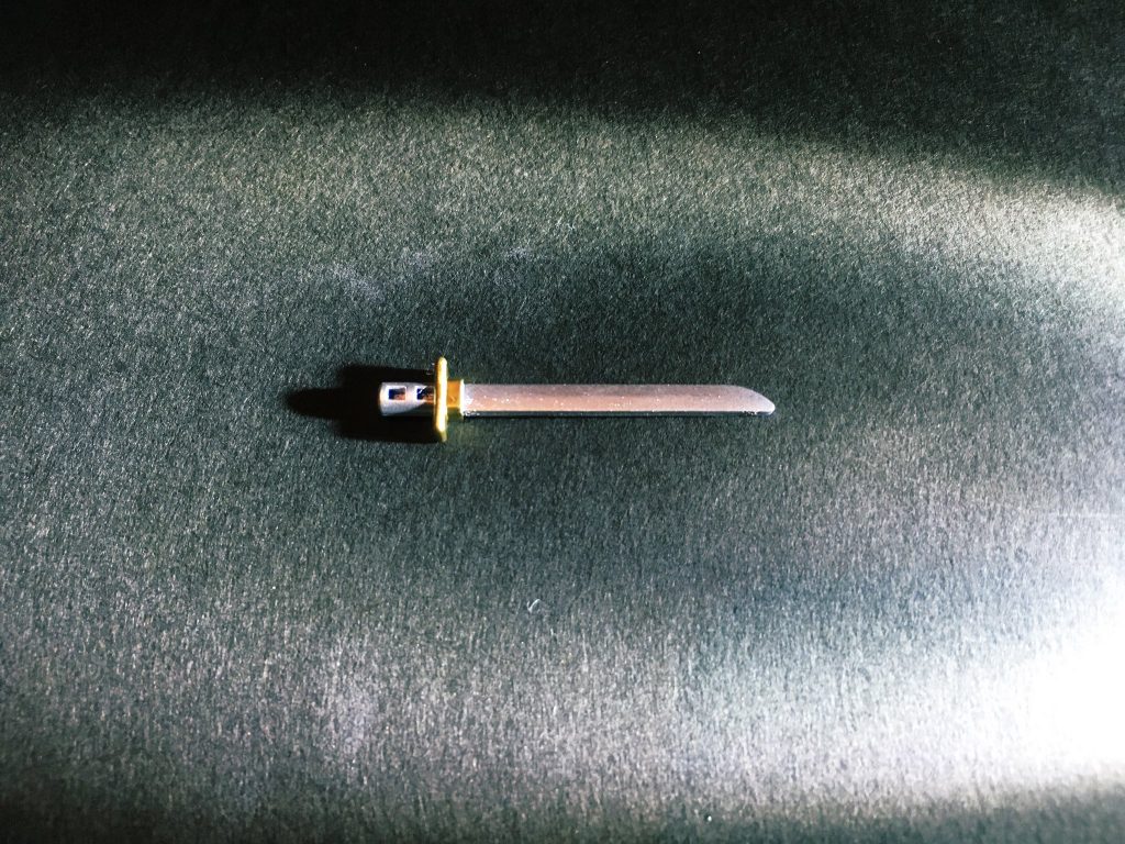 【鎬藤四郎】(しのぎ とうしろう)山城国京洛粟田口派の名匠・藤四郎吉光が鍛えし八寸八尺の短刀。平造主体の短刀ながら差表は菖蒲造で、鎬を有する特徴から号する。伊達政宗所持と伝わる。政宗はこの名刀を秘蔵し、豊太閤殿下の形見であるからと滅多に人前で帯びる事はなかったという。