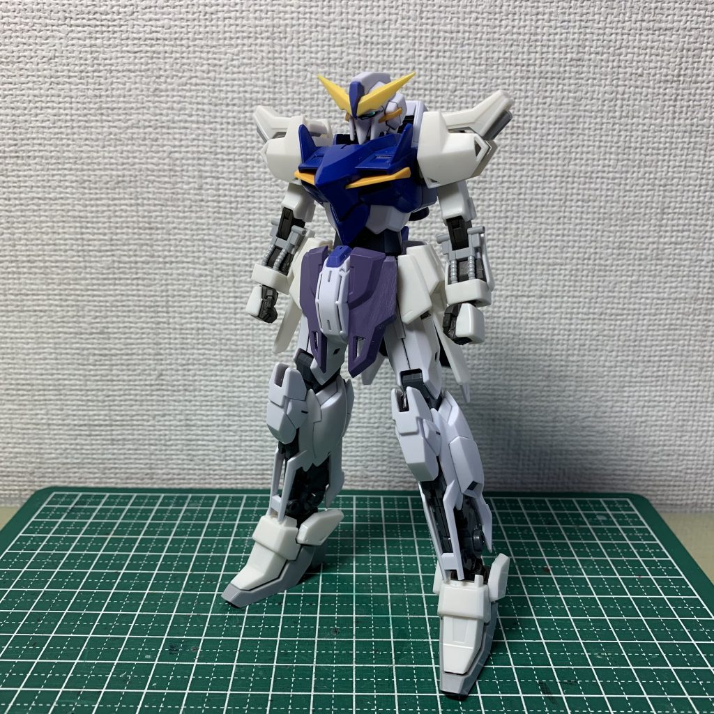 そしてフロントアーマーの形状が大きいと思い側面を切り落とし、、、