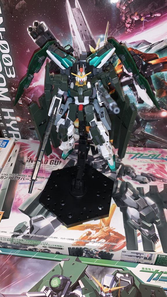 メインの武装のGNライフルⅡを2丁!肩のGNフルシールドは、ダブルオー位動きます。※ヴァーチェのものを使用しております。武装の数結構あります、、、