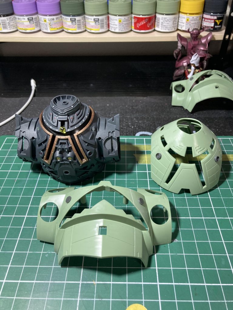 スジ彫りもしております。