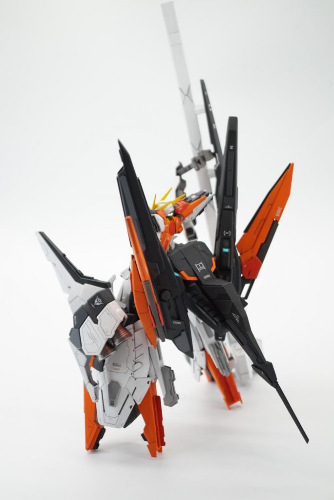 下半身のずっしり感を強調するために、背中の寂しさはそのままにしました。飛行形態時の機首部分は延長してスタビライザーっぽく。