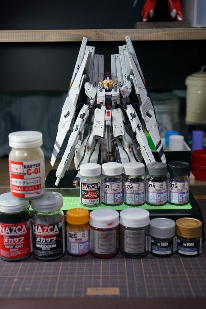 塗料です。外装のホワイトは本体にニュートラルホワイト、装備にニュートラルグレーⅠを使用し塗装しています。フレームも本体はメカサフヘビィ、装備はスーパーヘビィで塗装しています。ご覧いただきありがとうございました( •̀ᴗ•́ )/