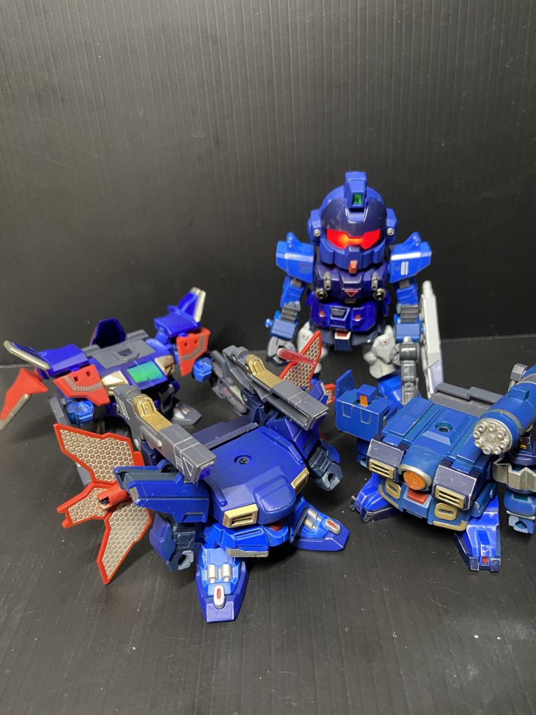 最近、SDの頭部をもがれた体があまっており全てを改造する根気もないので簡単換装できる仕組みを考えたところ、このような運びとなりました。かわいい体型と高頭身をどちらも楽しみたいという、わがままな思いの結晶です。始めると非常に面白く色々積んでしまう始末で本末転倒になっております!