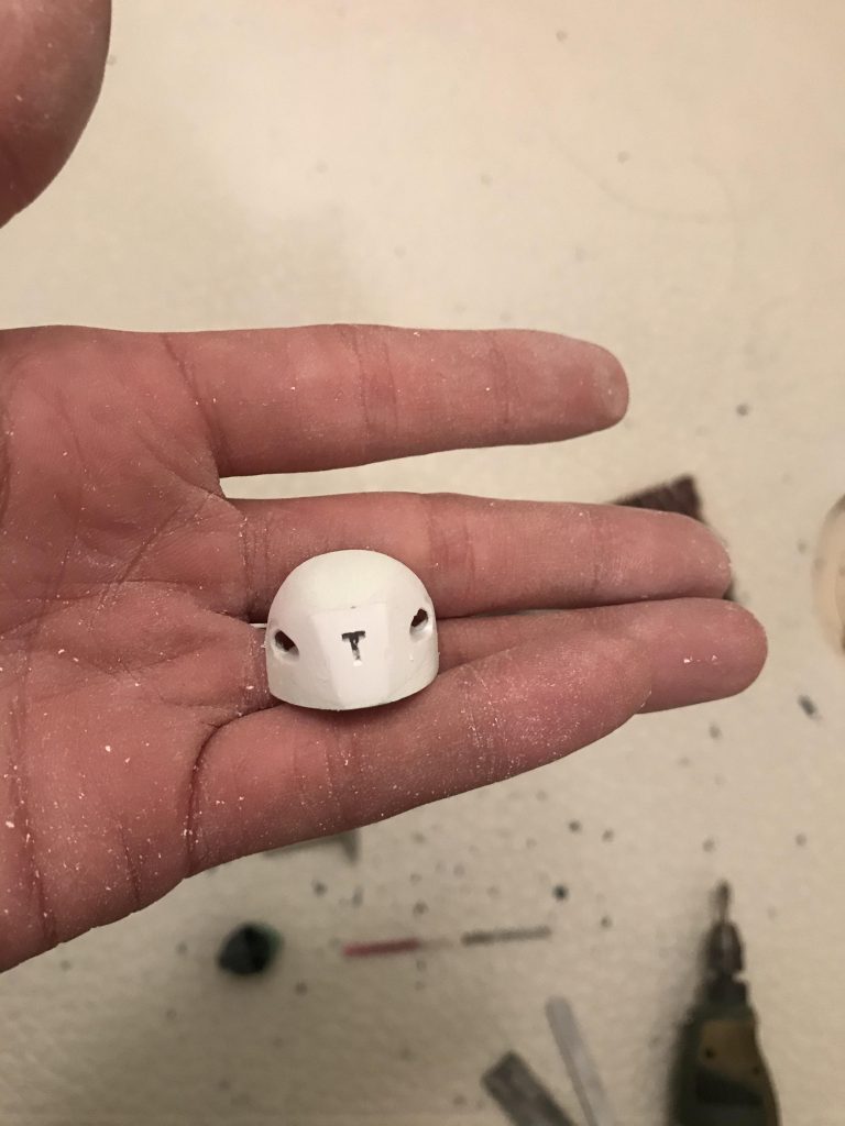 何て言っても1番時間かかったのが頭部。前頭部をRX-78ガンダムの前頭部を使いエポパテで形勢後削り込み、形を整えました。