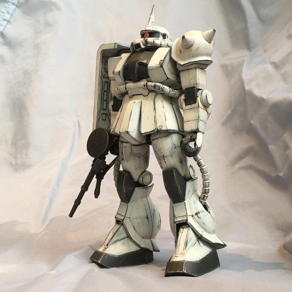 前面800番耐水ペーパーや鉄ヤスリ棒でエッジを中心に強めにダメージ。成型色の黒が出てきます。