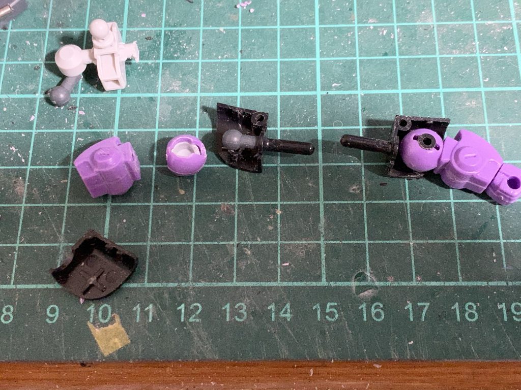 肩アーマーの合わせ目消しと後ハメ加工のため、、肩関節を軸の挟み込みからボールジョイントに変更しました。ボールはボールデンの中央サイズで、ボール受けはSDフレームの股関節です(ボールデンの受けより小さくて埋め込みやすい)