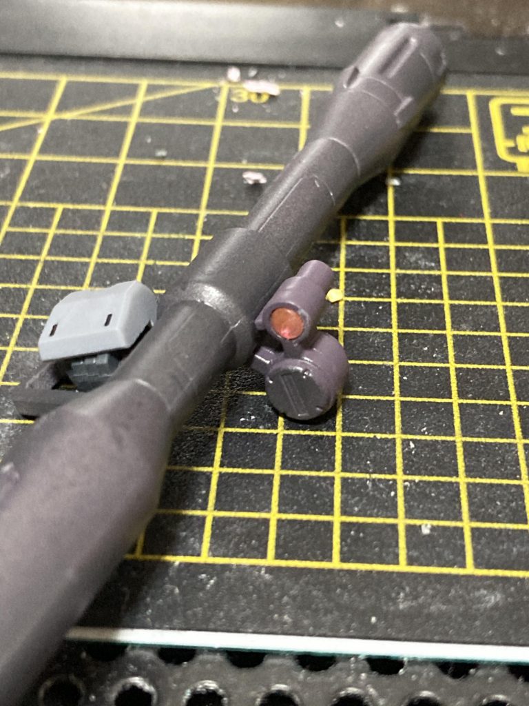 携行武装のトーデスブロックはセンサー部分にクリアパーツを使用してディテールアップ