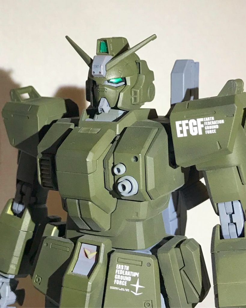 上半身アップ。関節や武器は全て明るめグレーで塗装。赤色の部分も目立つと思い同色で塗装してしまいました。