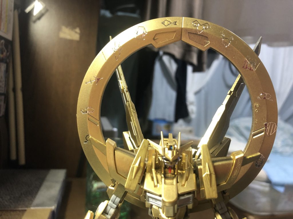 正面から見て見えるように不器用ながらデカール貼りました。星座なので星の名前がついてるスターゲイザーからパーツを貰いました。