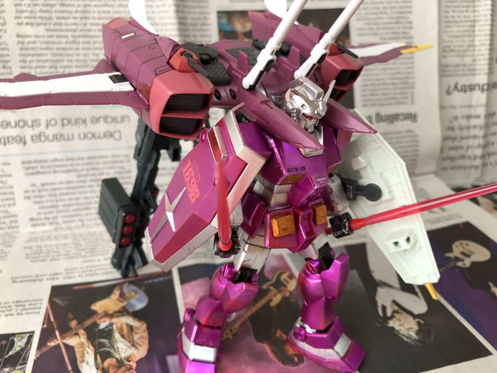 肩(背中?)にくっついてるのはRGジャスティスガンダムのファトゥム00です。(はい、火力運用試験型ゲイツ改にインスパイアされました^^:)自立させるために遠目に写っているのは、HGフルアーマーUCガンダムのウェポンユニットです。