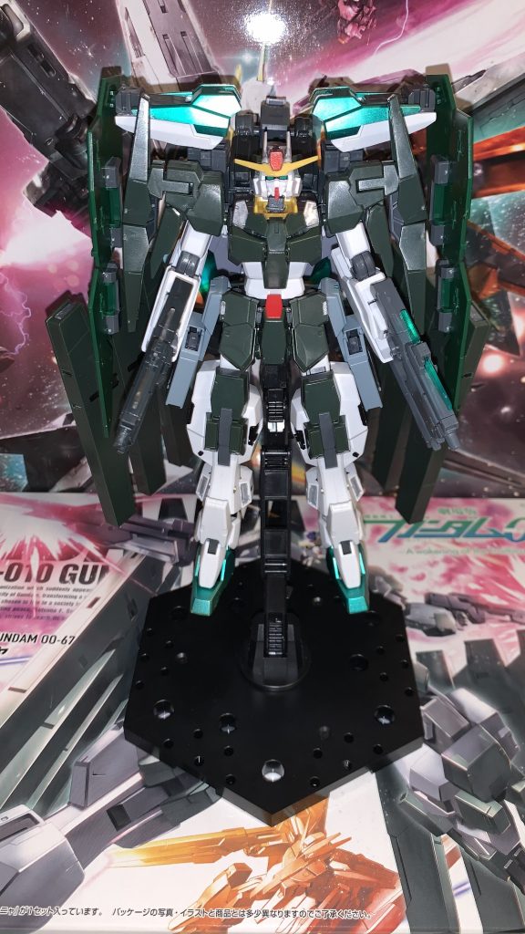 ベースに【ガンダムサバーニャ】、肩とバックパックと太陽炉【ケルディムガンダム】、武器とバックパック【ケルディムガンダムサーガ】、バックパック【ガンダムデュナメス】、バックパック【ガンダムハルート】、腕【アリオスガンダム】、足先【ガンダムキュリオス】、バックパック【ガンダムヴァーチェ】、バックパック【ガンダムAGEⅡマグナム】を使用しました。