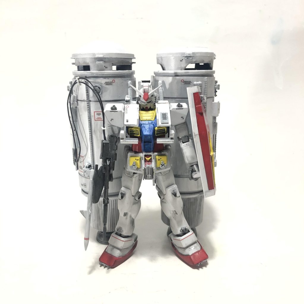 まえソロモンエクスプレスRX-78-2作りました☆電撃ホビーのほんまもんはパーフェクトグレードにてCCレモン500ml×2で作られてましたので、PGガンダムデザインに似通ったFGガンダムにダイソーカラースプレーを背負ってみました。