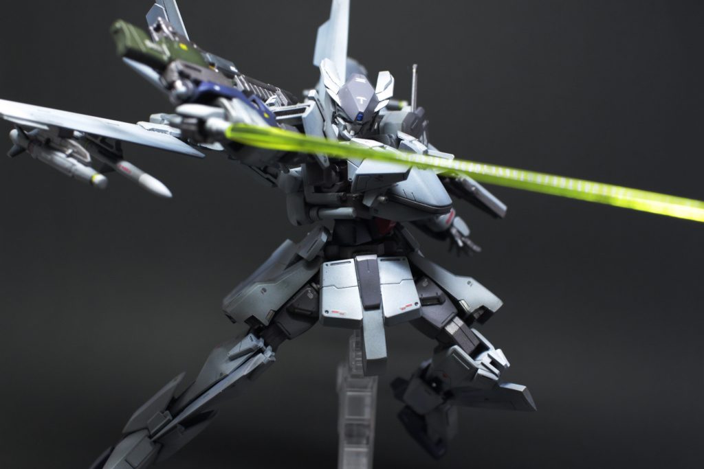 ビームサーベル。脇の下あたりに固定されています。ビギニングガンダムのように手首部分の装甲が張り出したデザインなので実はかなり使いにくくなってるんですが…