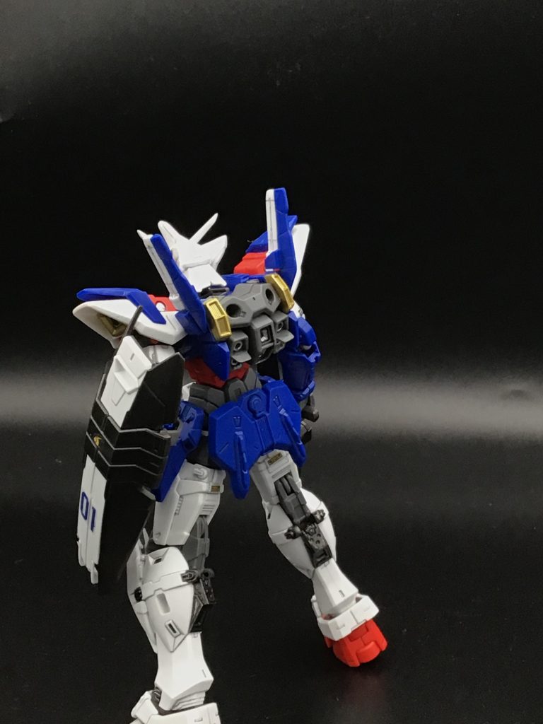 本体は、胸の緑色のセンサーをクリアパーツに取り替えたのと、ちょくちょく色が足りない所を塗装した程度。