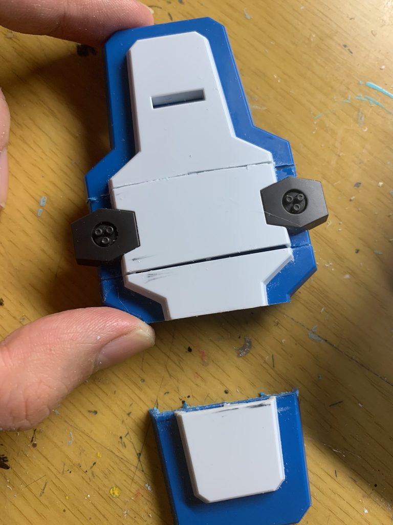 シールド大改造!ここまで大幅な延長は初めてだったので手探り状態。パテとプラ板を大量消費してしまう。