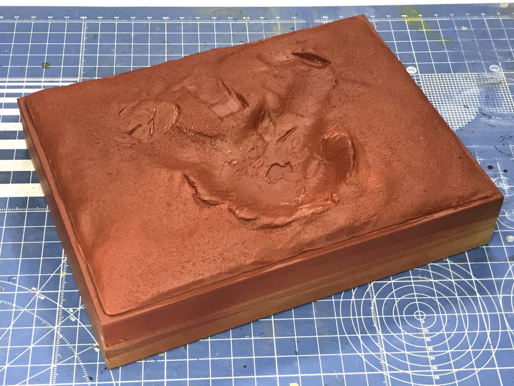 100均の紙粘土をざっくり盛り付けて、乾燥したらオキサイドレッドサフを吹き付け