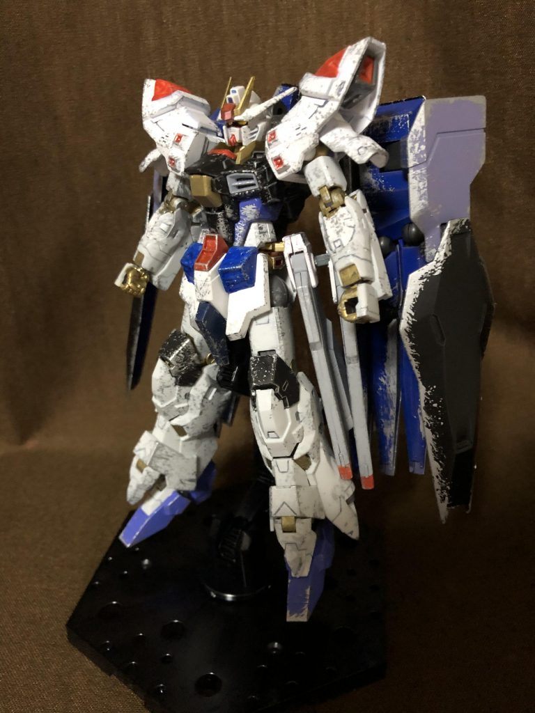 機体名：フリーダムアンサラー型式番号：ZGMF-X30Aデスティニープランが正式に施行されたC.E.77年において、ラクス・クライン率いる反デスティニープラン派のレジスタンス組織が総力を結集して開発したキラ・ヤマト専用機。本機はベースとなった機体こそザフト軍MSのフリーダムであるものの、その製造にはモルゲンレーテ社が深く関わっており、連合・ザフト・オーブといった勢力の垣根を超えた様々な技術が取り入れられている。