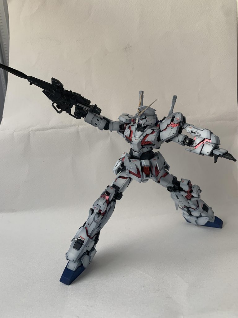 可動域も良く変形機構も良く出来てますね特に足のバーニア部分を引くと連動してすねのサイコフレームが出ます。