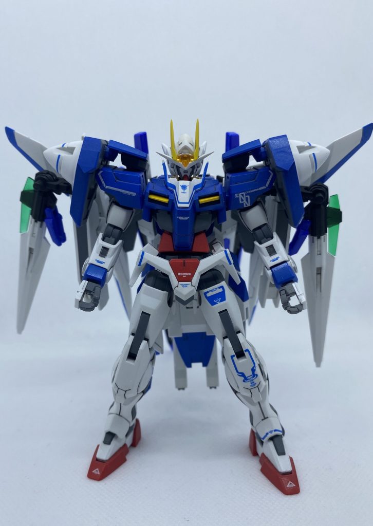 正面後ろのGNバスターソード三が支えになってくれるので、意外にも素立ちはできます。