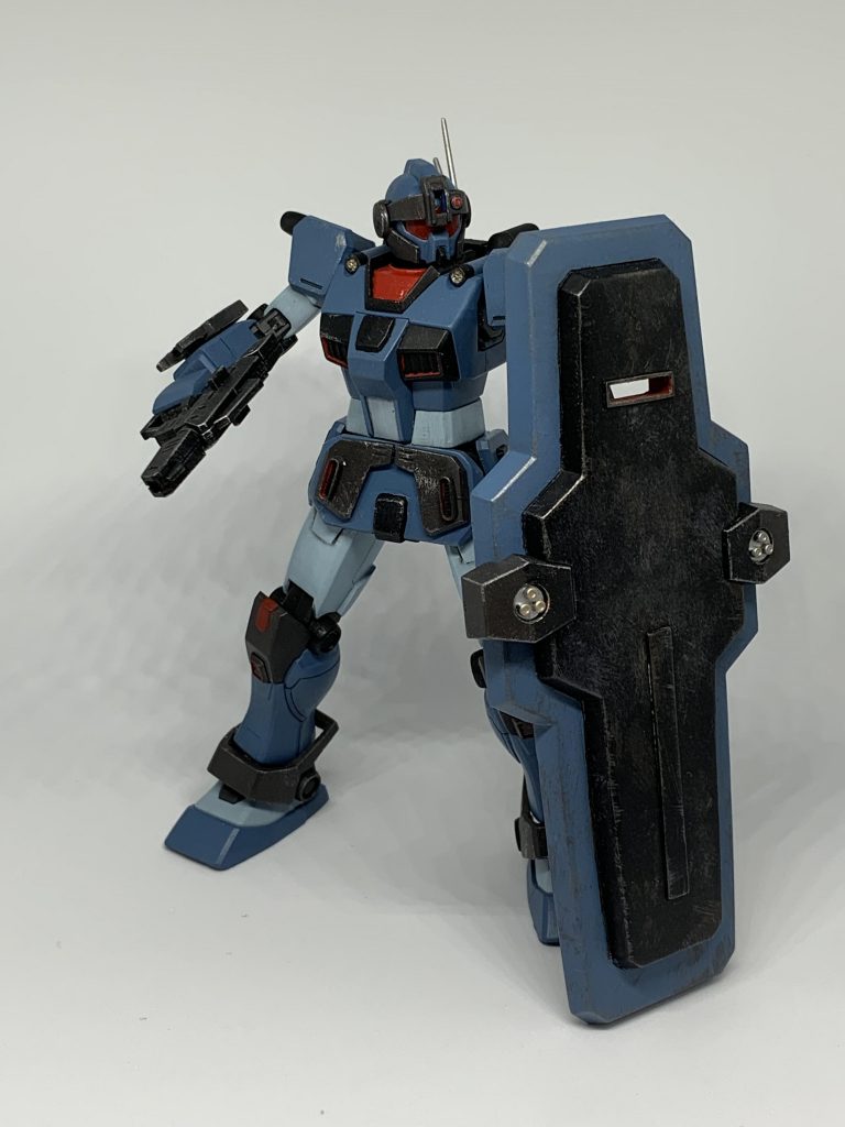 バルカン部等を金と銀で塗装。周りの色が暗いのでよく目立つ。シールドは元のバランスが気に食わなかったので大幅に幅詰めした後に大延長し大幅にバランスを変更している。