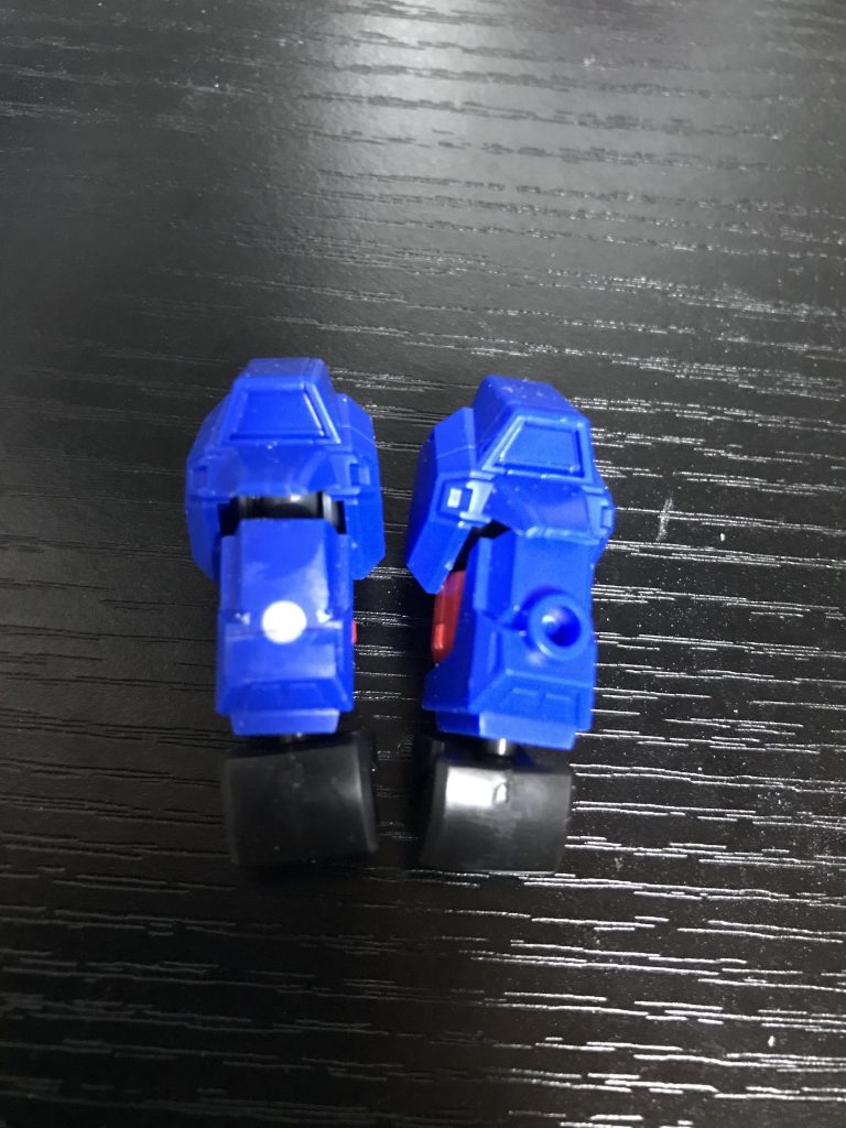 右腕の穴は使わないので埋めています。