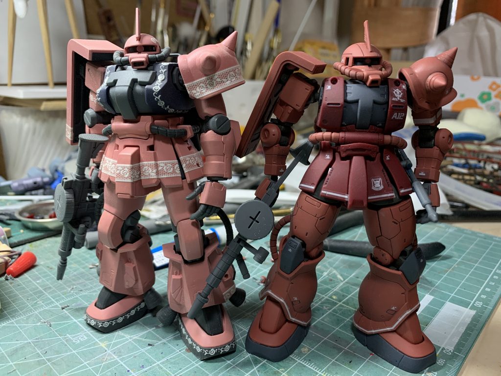 毎度出てくるウチのオリジナルR型と。よく考えたらシャア専用ザクって初めて作ったような。