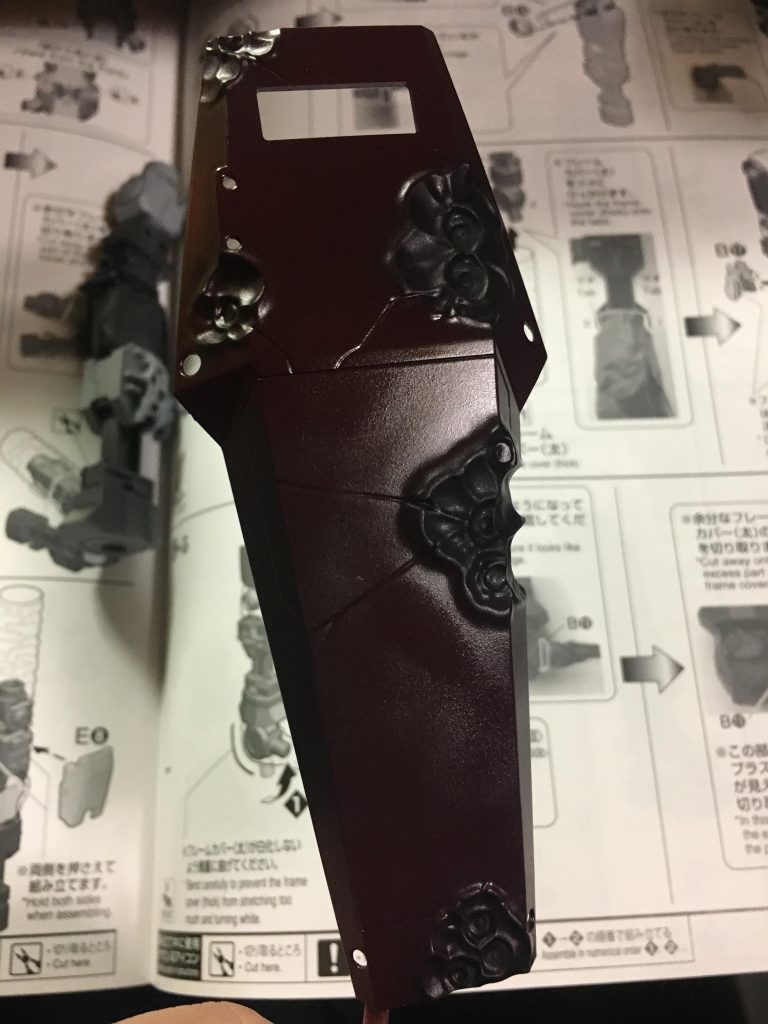 黒サフの上からマルーンと黒を色調した物を塗装ダメージ部分をうまく表せたと思います。