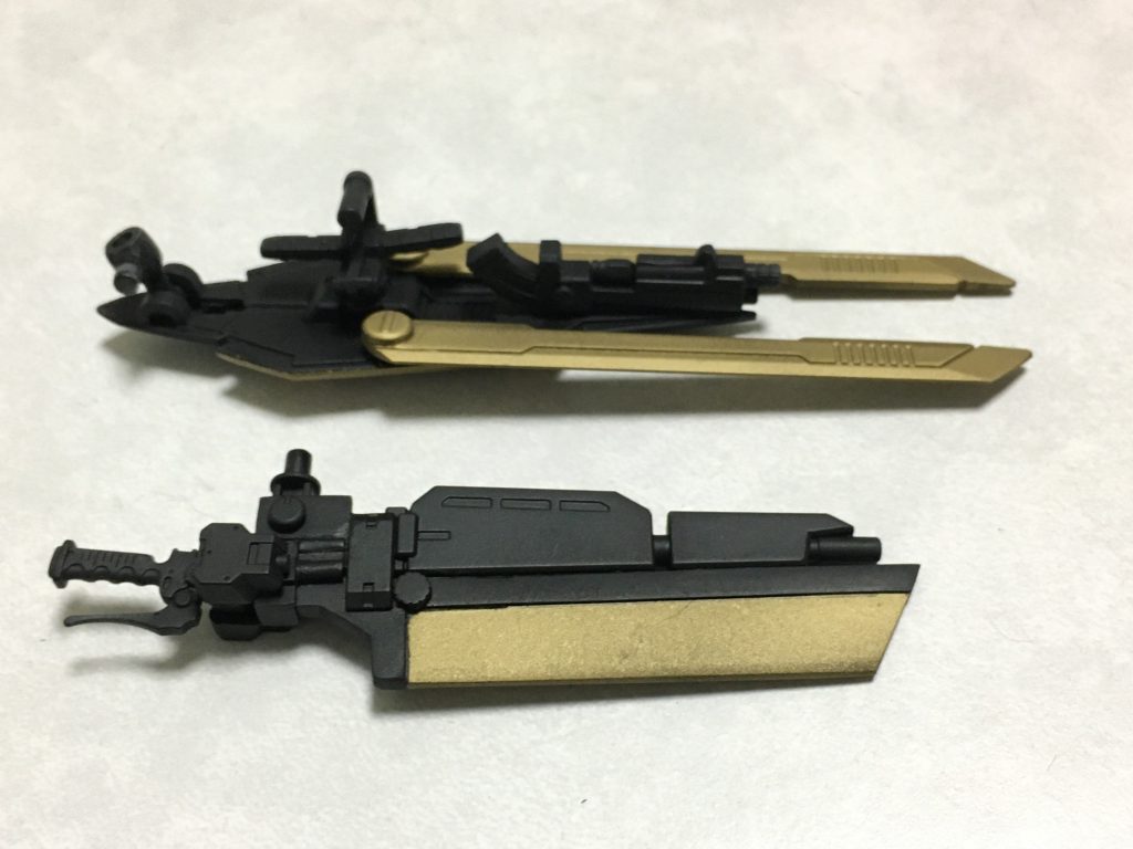 今回のウェポンズ。ガンブレード(手前)はグリップの他にマウントアタッチメントが可動式で動きます。シールドソード(奥)はスタンディングの時と変形時でグリップが回転し用途を変更、シールド裏トップに変形時にバックパックに接続するアタッチメント…てか棒軸にポリキャップを、これまた可動して収納、展開できるようにしました。