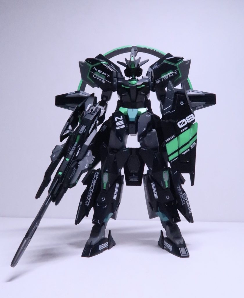 正面本体色は黒とグレーに絞ることで蛍光緑を映えさせました。アクセントとして襟と足元に青寄りの緑を挿しています。ツインアイを紫に塗ったのですが完全に写真では潰れてますね!!こういうこともあるさ!