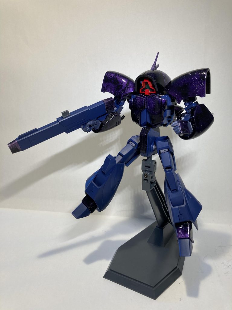 今回は手軽に仕上げたかったので、ティターンズブルーなどをランナーのまま塗装しています。が、結局気になるのでランナー後はまたエアブラシで塗装しました。